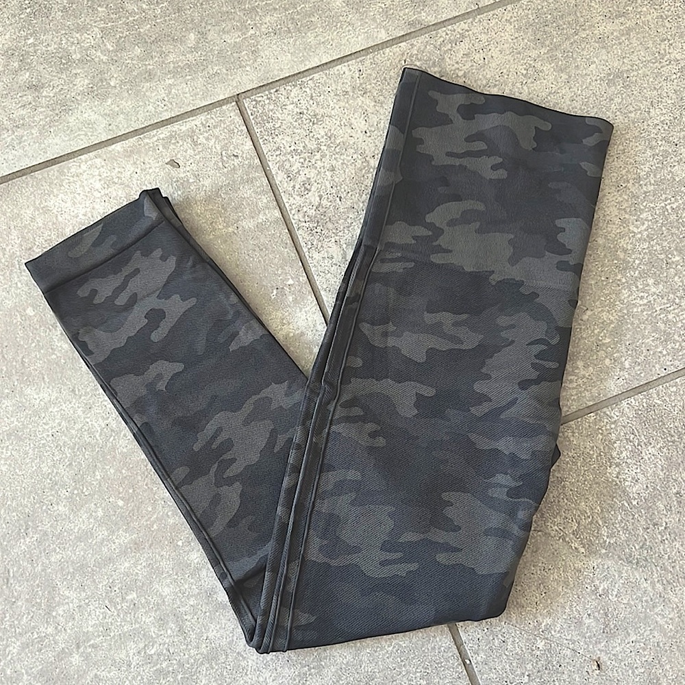 SPANX - Seamless Look At Me Now Cropped Camo Leggings NWOT